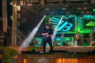 Barões da Pisadinha levam 25 mil pessoas ao Festival do Açaí e transformam Feijó em grande festa