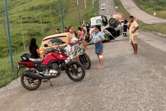 Acidente envolvendo três veículos deixa feridos e termina com dois carros capotados na BR-364, em Rio Branco