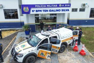 Com mandado em aberto, homem tenta fugir e mente sobre identidade antes de ser detido em Cruzeiro do Sul