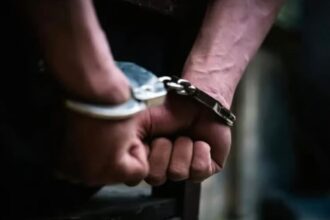 Homem é preso por agredir e ameaçar ex-companheira com faca em Cruzeiro do Sul