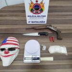 Polícia apreende arma, drogas e materiais usados para embalar entorpecentes em residência no Segundo Distrito da Capital