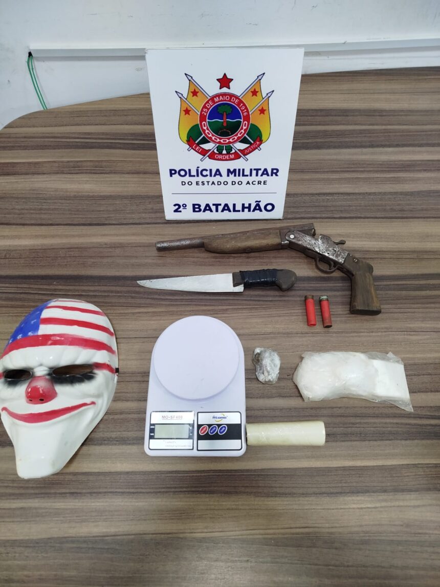 Polícia apreende arma, drogas e materiais usados para embalar entorpecentes em residência no Segundo Distrito da Capital Polícia apreende arma, drogas e materiais usados para embalar entorpecentes em residência no Segundo Distrito da Capital