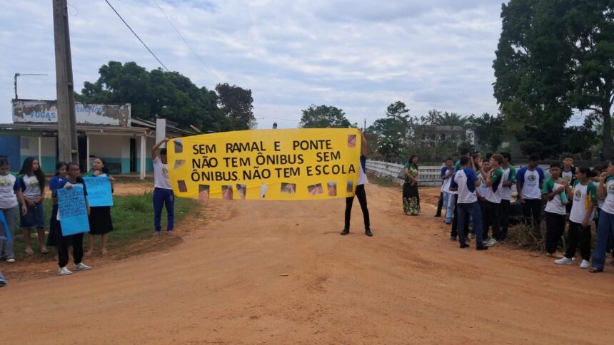 Estudantes e moradores realizam manifestação pacífica por melhorias em ramais e transporte escolar em Capixaba Estudantes e moradores realizam manifestação pacífica por melhorias em ramais e transporte escolar em Capixaba