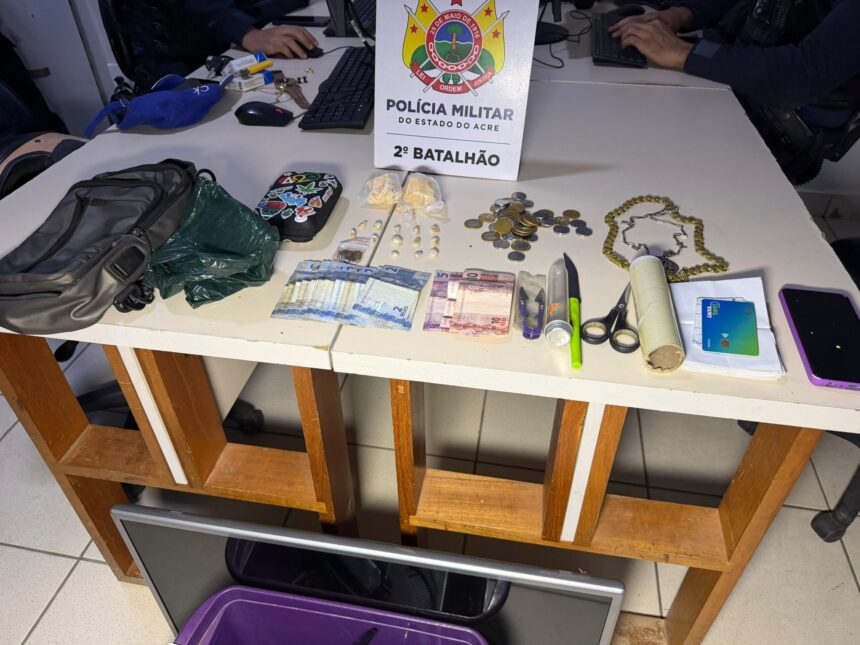 Foragido da Justiça é preso com crack e outro suspeito durante operação da Força Tática em Rio Branco Foragido da Justiça é preso com crack e outro suspeito durante operação da Força Tática em Rio Branco