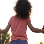 Quatro crianças indígenas deixam acolhimento e voltam à família com guarda provisória dos tios