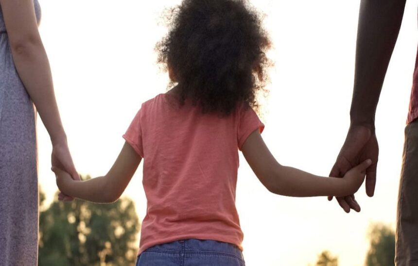 Quatro crianças indígenas deixam acolhimento e voltam à família com guarda provisória dos tios Quatro crianças indígenas deixam acolhimento e voltam à família com guarda provisória dos tios