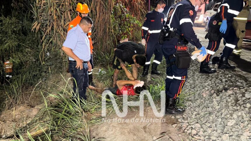 Motorista supostamente embriagado perde controle de carro e cai em ribanceira na BR-364, em Rio Branco Motorista supostamente embriagado perde controle de carro e cai em ribanceira na BR-364, em Rio Branco