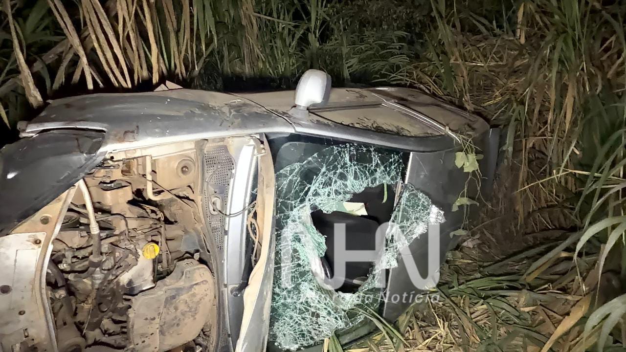 Motorista supostamente embriagado perde controle de carro e cai em ribanceira na BR-364, em Rio Branco Motorista supostamente embriagado perde controle de carro e cai em ribanceira na BR-364, em Rio Branco