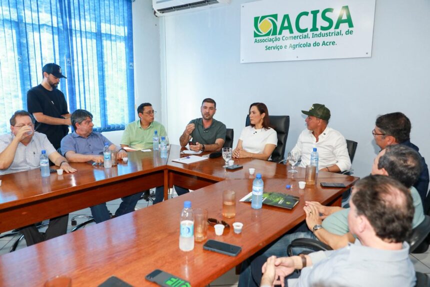 Ao lado de Mailza, em reunião com setor madeireiro, Nicolau Jr ouve demandas e indica solução para impasses
