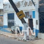 Caminhão atinge poste e deixa trecho da Estrada da Floresta interditado em Rio Branco