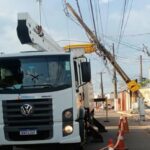 Acidente na Estrada da Floresta danifica poste e exige interrupção temporária de energia para reparos Acidente na Estrada da Floresta danifica poste e exige interrupção temporária de energia para reparos