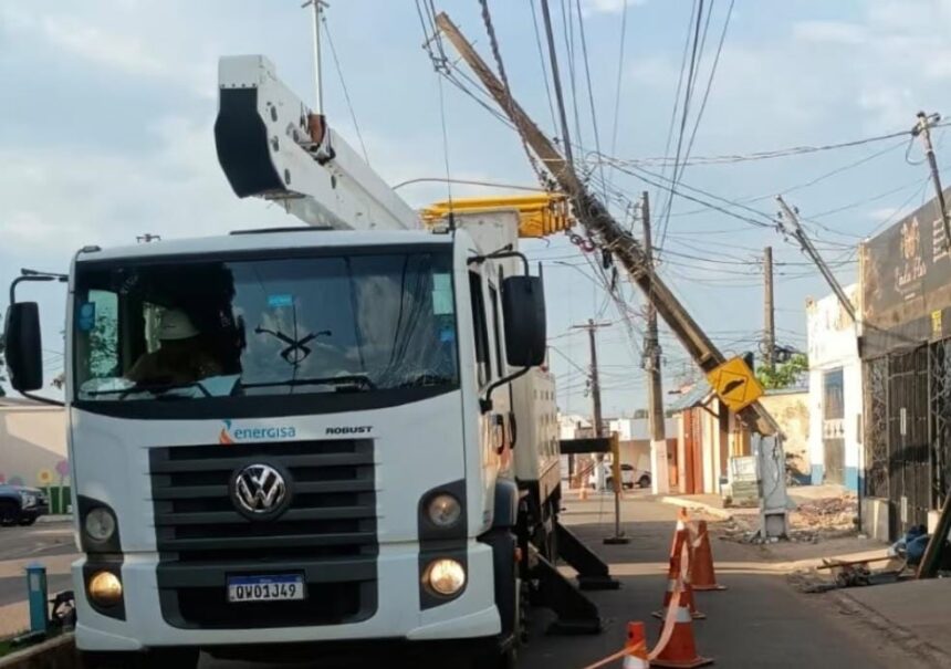 Acidente na Estrada da Floresta danifica poste e exige interrupção temporária de energia para reparos Acidente na Estrada da Floresta danifica poste e exige interrupção temporária de energia para reparos
