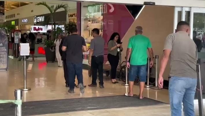 Parte da fachada desaba na entrada do Via Verde Shopping em Rio Branco; sem feridos Parte da fachada desaba na entrada do Via Verde Shopping em Rio Branco; sem feridos