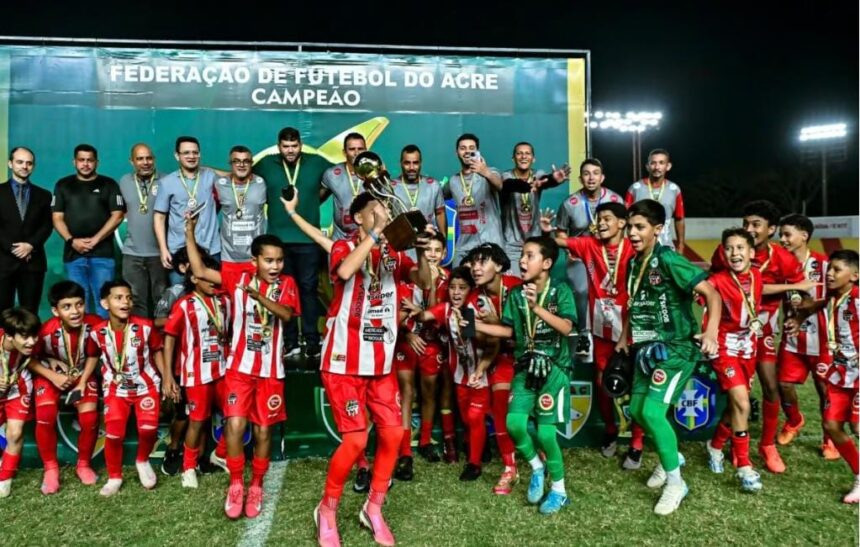Santa Cruz fatura dois títulos no Tonicão e chega ao tetracampeonato no Sub-13 Santa Cruz fatura dois títulos no Tonicão e chega ao tetracampeonato no Sub-13
