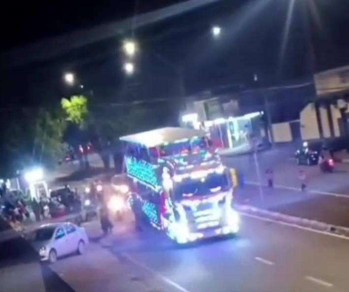 Motociclista morre ao cair diante de carreta em ultrapassagem pela calçada em Ariquemes Motociclista morre ao cair diante de carreta em ultrapassagem pela calçada em Ariquemes