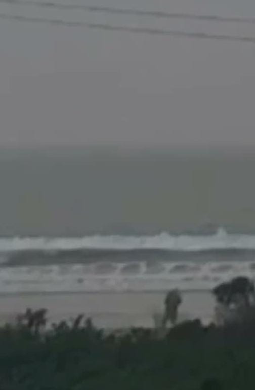 Mulher de 39 anos morre após ser atingida por raio na Praia do Sonho, em Palhoça (SC)