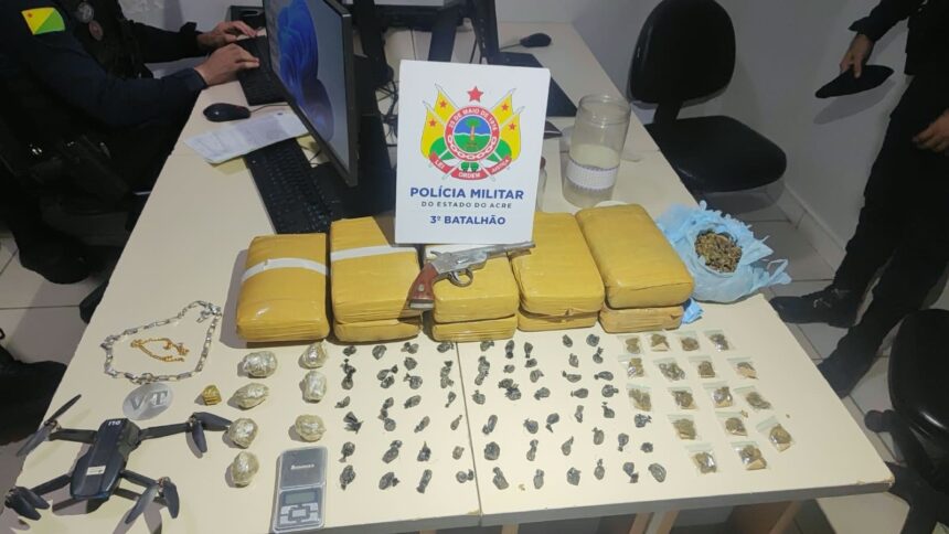 Jovem de 19 anos é preso com quase 10 kg de drogas e arma artesanal em Rio Branco Jovem de 19 anos é preso com quase 10 kg de drogas e arma artesanal em Rio Branco