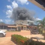 Incêndio de grandes proporções destrói loja de roupas e parte de residência na Bolívia, na divisa com o Acre