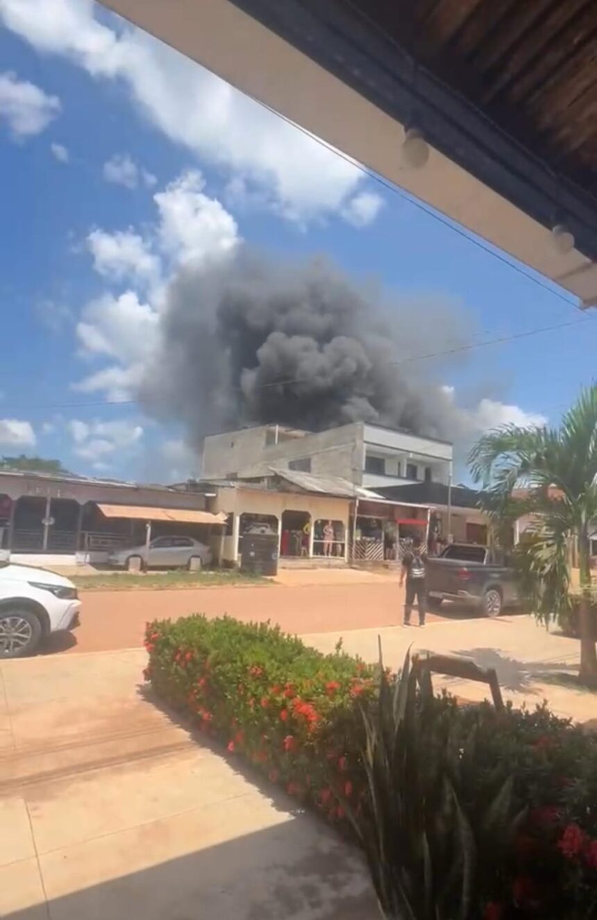 Incêndio de grandes proporções destrói loja de roupas e parte de residência na Bolívia, na divisa com o Acre