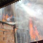 Incêndio destrói loja e residência em vila boliviana na fronteira com Plácido de Castro