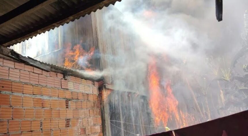 Incêndio destrói loja e residência em vila boliviana na fronteira com Plácido de Castro Incêndio destrói loja e residência em vila boliviana na fronteira com Plácido de Castro