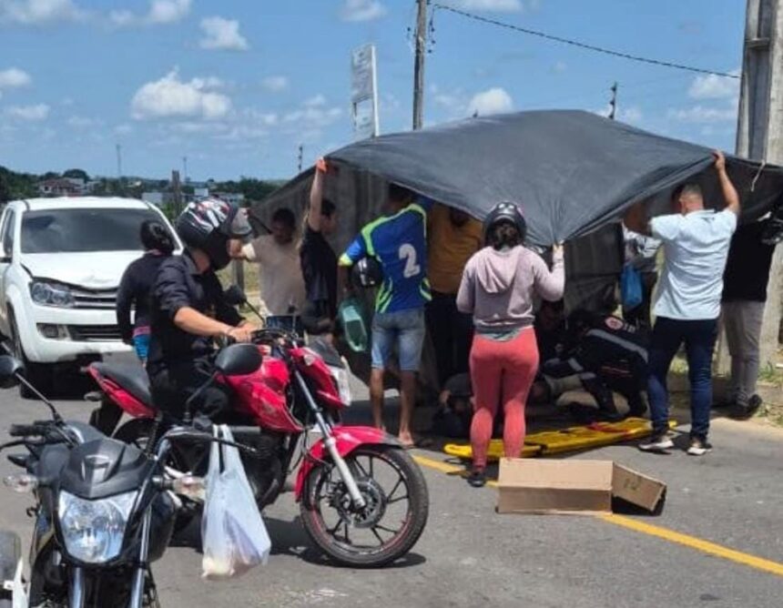 Colisão entre caminhonete e moto deixa motociclista ferido em Cruzeiro do Sul Colisão entre caminhonete e moto deixa motociclista ferido em Cruzeiro do Sul