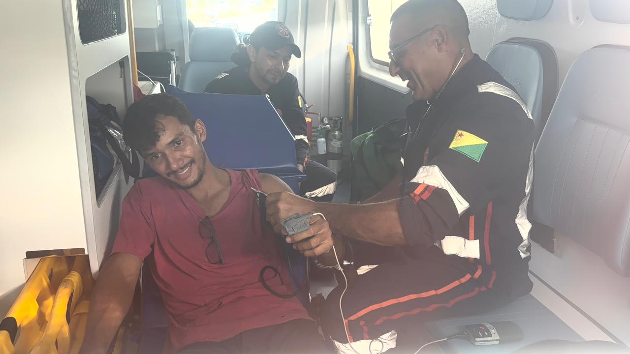 Caminhão de entrega de água mineral tomba e deixa motorista ferido em Rio Branco