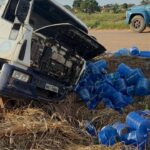 Caminhão de entrega de água mineral tomba e deixa motorista ferido em Rio Branco