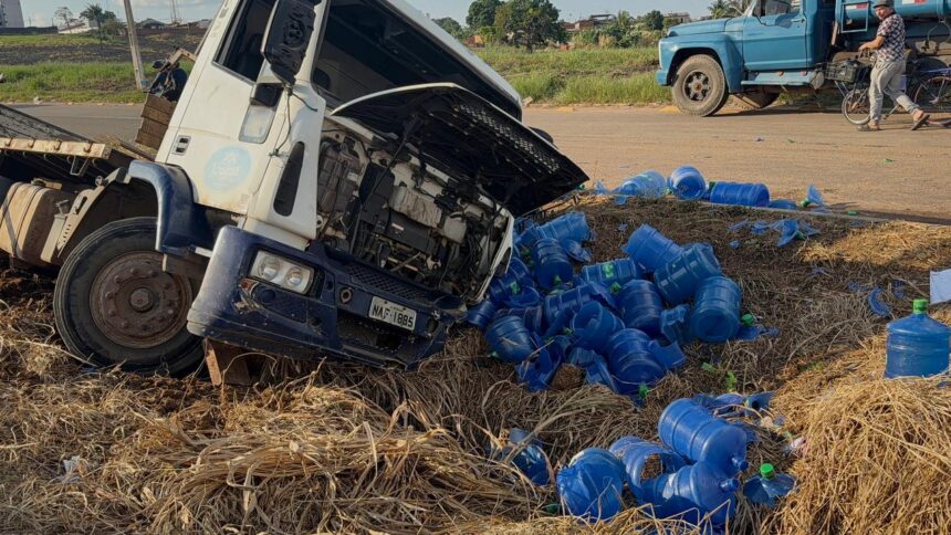 Caminhão de entrega de água mineral tomba e deixa motorista ferido em Rio Branco