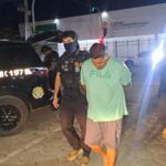 Líder do Comando Vermelho que fugiu durante escolta é recapturado escondido em banheiro de casa no Quixadá; filho também é detido
