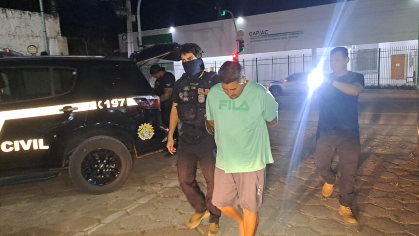Líder do Comando Vermelho que fugiu durante escolta é recapturado escondido em banheiro de casa no Quixadá; filho também é detido