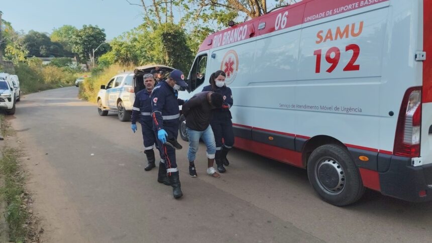 Dupla é baleada após fugir em moto roubada e apontar arma para policiais em Rio Branco