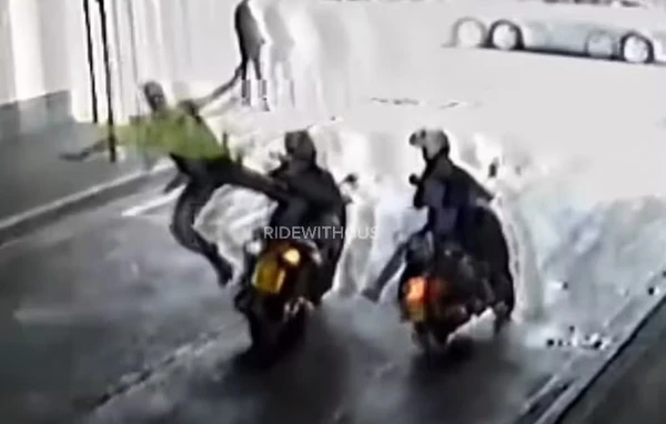 Brasileiro derruba ladrão com 'voadora' e impede roubo de moto em Londres Brasileiro derruba ladrão com 'voadora' e impede roubo de moto em Londres