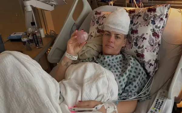 Sem sintomas, atriz de 'As Branquelas' descobre tumor cerebral raro por acaso e passa por duas cirurgias aos 47 anos Sem sintomas, atriz de 'As Branquelas' descobre tumor cerebral raro por acaso e passa por duas cirurgias aos 47 anos
