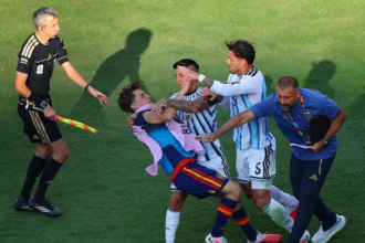 Argentina leva punição pesada e multa milionária da Fifa após briga na final e racismo da torcida Argentina leva punição pesada e multa milionária da Fifa após briga na final e racismo da torcida