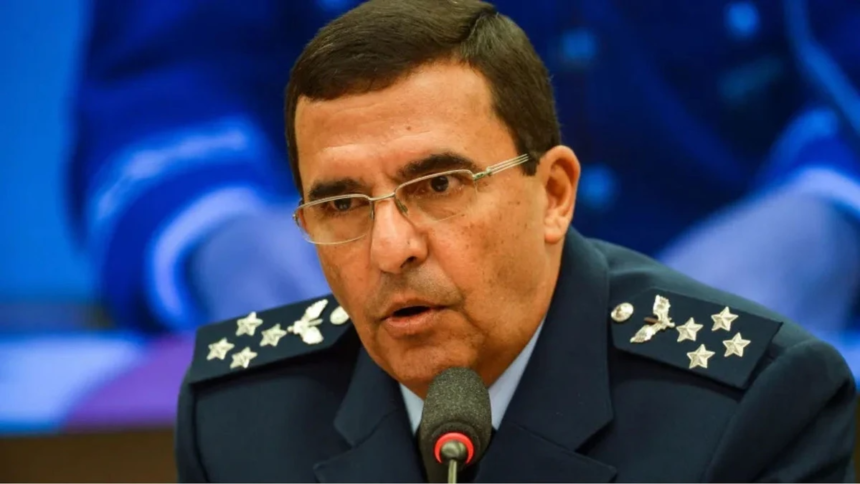 Ex-comandante da FAB retruca Flávio e nega fazer campanha para Lula