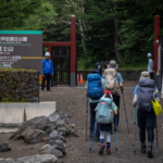Pai deixa filho de 7 anos sozinho no Monte Fuji após criança reclamar de cansaço