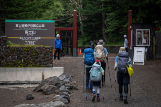 Pai deixa filho de 7 anos sozinho no Monte Fuji após criança reclamar de cansaço