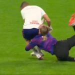 Goleiro do PSG, Safonov se lesiona ao bater a cara na bunda de companheiro