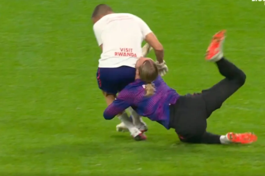 Goleiro do PSG, Safonov se lesiona ao bater a cara na bunda de companheiro Goleiro do PSG, Safonov se lesiona ao bater a cara na bunda de companheiro