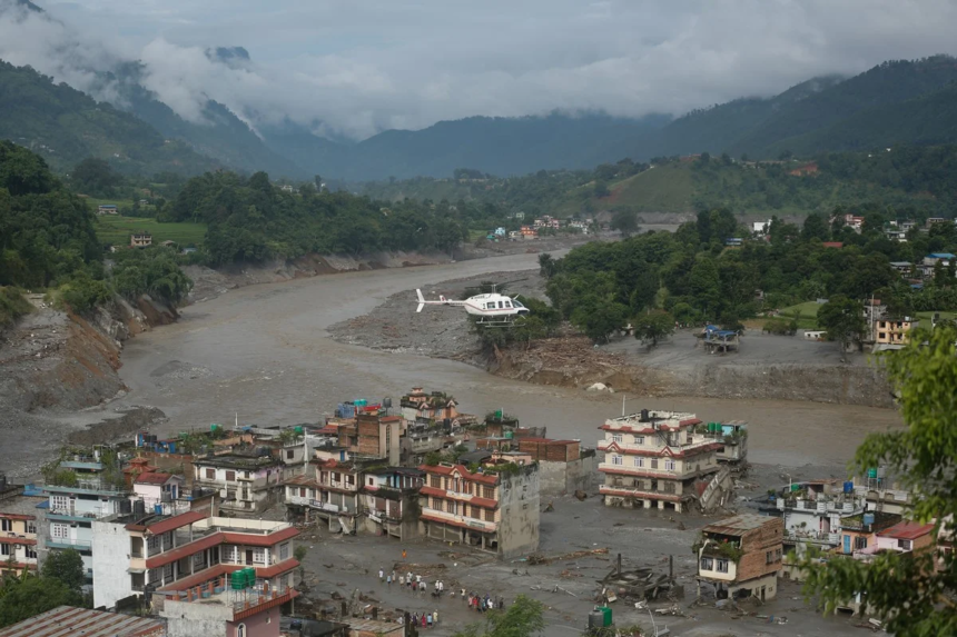 Nepal: quase 200 corpos são sepultados em floresta após necrotérios lotarem Nepal: quase 200 corpos são sepultados em floresta após necrotérios lotarem