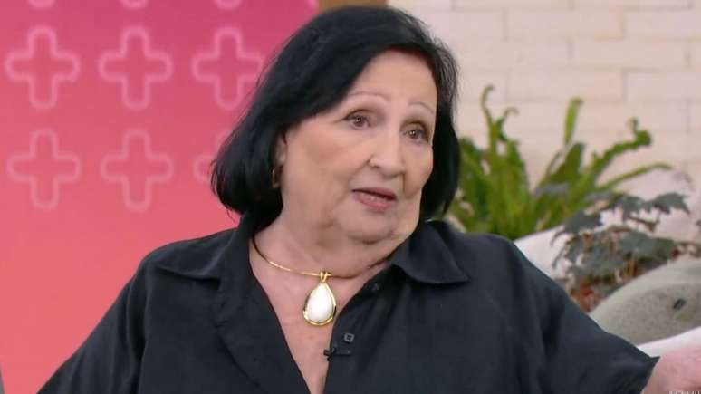 Dona Déa solta o verbo e rebate críticas: 'Tem muita gente que tem inveja de mim' Dona Déa solta o verbo e rebate críticas: 'Tem muita gente que tem inveja de mim'