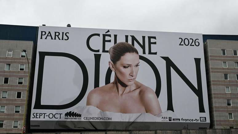 Após seis anos longe dos palcos, Céline Dion chega a Paris para série de shows Após seis anos longe dos palcos, Céline Dion chega a Paris para série de shows
