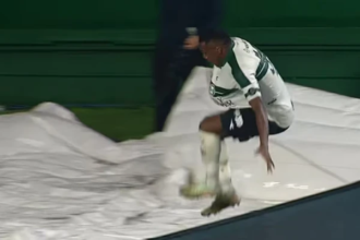 Zagueiro do Coritiba se pronuncia após cair em túnel celebrando gol que acabou anulado Zagueiro do Coritiba se pronuncia após cair em túnel celebrando gol que acabou anulado