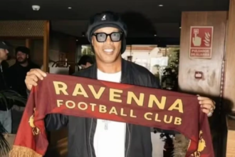 Aos 46 anos, Ronaldinho retorna ao futebol após mais de uma década aposentado e assina com clube da 3ª divisão da Itália
