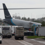 EUA: ao menos 5 morrem após avião de carga da Amazon sair da pista em Miami EUA: ao menos 5 morrem após avião de carga da Amazon sair da pista em Miami