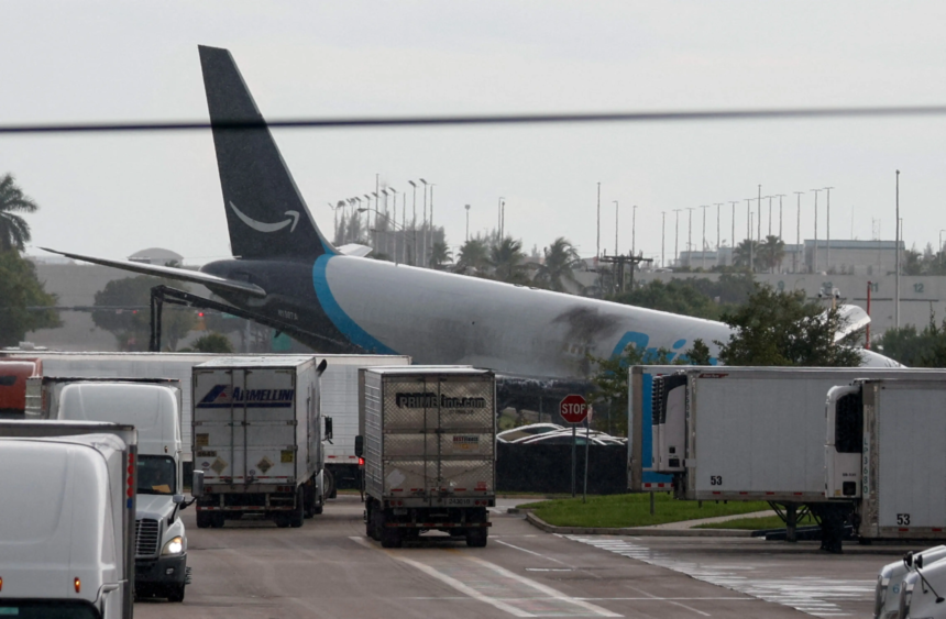 EUA: ao menos 5 morrem após avião de carga da Amazon sair da pista em Miami EUA: ao menos 5 morrem após avião de carga da Amazon sair da pista em Miami
