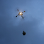 Nepal recorre a drones para distribuir ajuda humanitária às vítimas das enchentes Nepal recorre a drones para distribuir ajuda humanitária às vítimas das enchentes