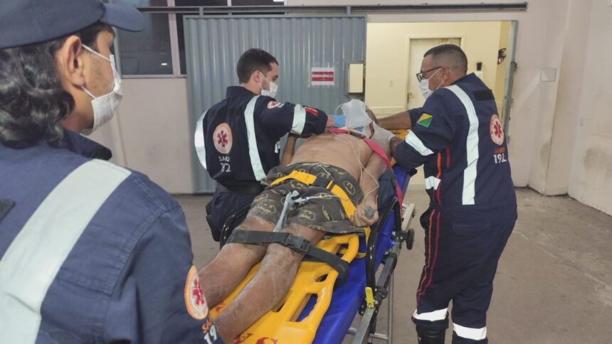 Idoso é atropelado dentro de rua após se deitar no asfalto e fica gravemente ferido em Rio Branco