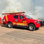 Incêndio atinge terrenos no Ilson Ribeiro, dificulta trânsito e fumaça invade residências em Rio Branco